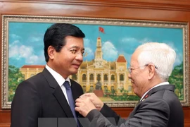 Remise de l’Insigne de Ho Chi Minh-Ville à l'ambassadeur du Laos au Vietnam 