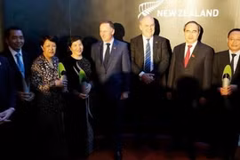 Remise des prix Nouvelle-Zélande - ASEAN à quatre Vietnamiens