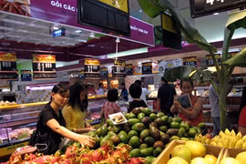 Supermarché : porte grande ouverte sur les produits agricoles des localités