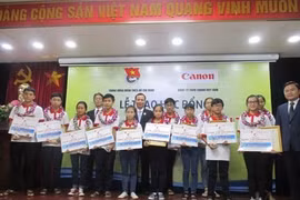 Canon Vietnam : des bourses d'édudes aux élèves démunis
