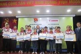 Canon Vietnam : des bourses d'édudes aux élèves démunis