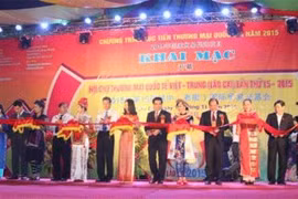 Ouverture de la foire internationale du commerce Vietnam-Chine 2015 à Lào Cai 