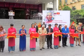 Ouverture d'une exposition de photos sur la femme vénézuélienne à Hanoi