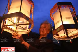 A Cao Viên, on fabrique des lanternes tournantes