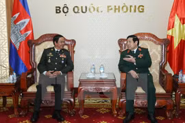 Le ministre vietnamien de la Défense reçoit des anciens combattants cambodgiens