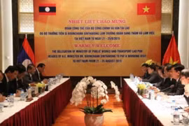 Vietnam et Laos bostent leur coopération dans les transports et communications