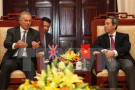 Le gouverneur de la Banque d’Etat du Vietnam reçoit l’ex-PM britannique Tony Blair