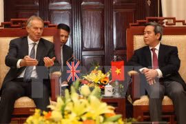 Le gouverneur de la Banque d’Etat du Vietnam reçoit l’ex-PM britannique Tony Blair