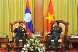 Vietnam et Laos renforcent leur coopération militaire