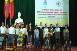 Des fauteuils roulants du Japon offerts aux handicapés de Thai Binh 