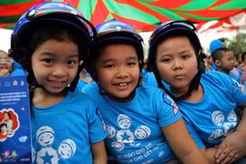 Remise de 10.000 casques à des élèves de Binh Dinh