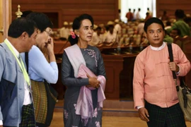 Myanmar : Aung San Suu Kyi au Parlement après sa victoire historique