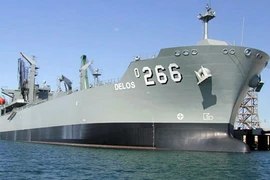 Un ravitailleur de la Marine royale australienne jette l’ancre à Da Nang