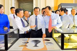 Exposition d'objets de la citadelle de Thang Long à Hô Chi Minh-Ville 