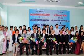 Remise de bourses japonaises à des étudiants de l'Université de Huê