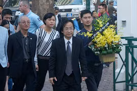 Hanoi: De nombreux Vietnamiens viennent témoigner de la solidarité au peuple français