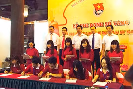 Les premiers lauréats des universités et instituts de Hanoi honorés