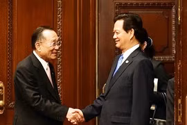 Le PM Nguyen Tan Dung reçoit le président de la Chambre des conseillers du Japon