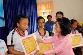 East meets West offre des bourses à des jeunes en difficulté