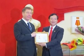 Remise de l’insigne «Pour la paix et l’amitié entre les peuples» à l’ambassadeur d’Ukraine 