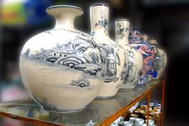 Une zone d'exposition de la céramique de Bat Trang 