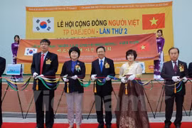 Expos de photos sur les constructions illégales d'îles artificielles de la Chine en Mer Orientale 
