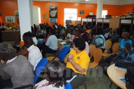 Des étudiants vietnamiens présentent l’image et la gastronomie du Vietnam au Mozambique