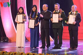 Remise du prix de la presse en l'honneur des 70 ans de l’AN du Vietnam