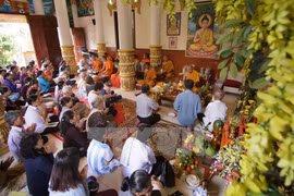 Bac Lieu : Remise de cadeaux aux Khmers en l'honneur de la fête Sene Dolta