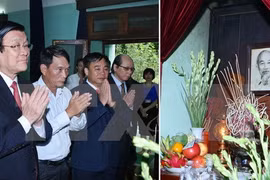 Le chef de l'Etat brûle de l'encens en mémoire du Président Ho Chi Minh