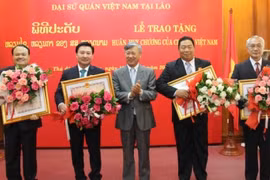 Le Vietnam honore certains responsables laotiens