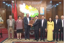 Une délégation du Parti communiste français visite à Bac Ninh