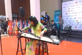 Le Vietnam participe à la Foire caritative Bazaar en Ukraine 