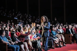 Le saxophoniste Kenny G et Battery Dance font salle comble au Vietnam