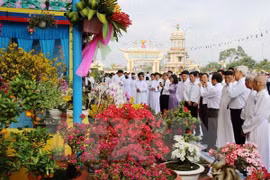 Le président du FPV Nguyen Thien Nhan félicite les pratiquants du caodaïsme