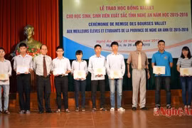 Remise de 144 bourses "Odon Vallet" aux meilleurs élèves et étudiants à Nghe An 