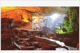 Baie de Ha Long, des îles karstiques aux grottes