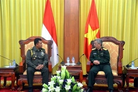 Le général Nguyen Chi Vinh reçoit un attaché militaire indonésien