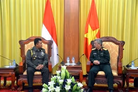 Le général Nguyen Chi Vinh reçoit un attaché militaire indonésien