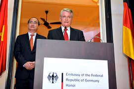 Le 25e anniversaire de la réunification allemande fêté à Hanoi