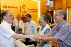 Nguyen Sinh Hung rencontre des députés de la province d'An Giang 