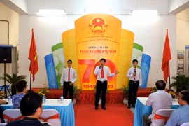 Ouverture de l’exposition de photos «Rayonnement de l’héroisme vietnamien» 