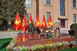 Inauguration de la statue de l'Oncle Hô à l’ambassade du Vietnam en Chine 