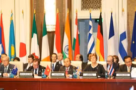 Activités du PM Nguyen Xuan Phuc en marge de l’ASEM 11