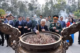 Le leader du PCV rend hommage au Président Ho Chi Minh à Ba Vi 
