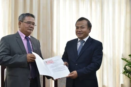 Remise de l'attestation de consul d'honneur du Vietnam en Nouvelle-Calédonie