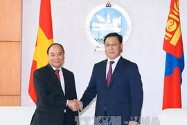 Entretien entre les Premiers ministres vietnamien et mongol
