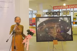 Remise de la photo «La plus belle vieille femme du monde» au Vietnam