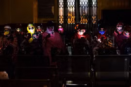 Une performance d’art contemporain à la gare Long Bien, à Hanoi