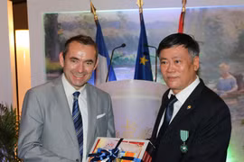 La France décore l’ancien directeur de la Bibliothèque nationale du Vietnam 